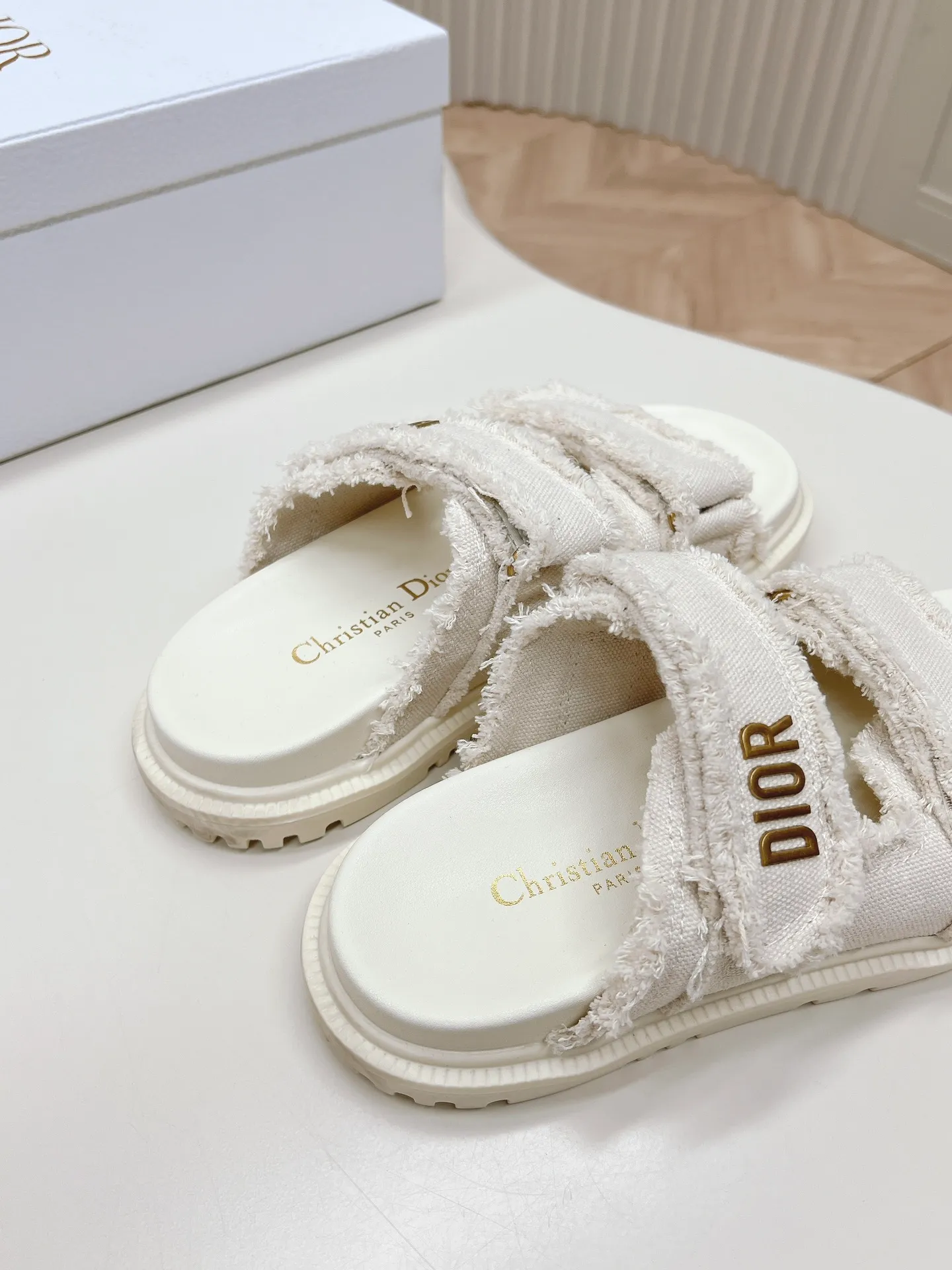 👟👟Ex-factory price 460👟👟 Classic upgrade plus 2024 new colors and the latest fabric Dior Dior classic Velcro sandals and slippers series original replica high version super durable and versatile style very comfortable on the feet, slim and white original cloth upper, original d hardware buckle, original TPU outsole Size: 35-41